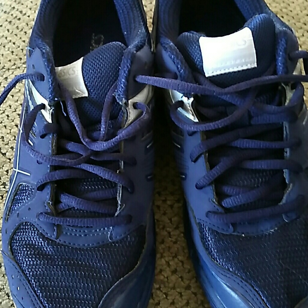 Tennis shoes